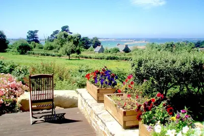 Image de Demeure de Prestige en Granit avec Vue Sur Mer dans un Parc Arboré