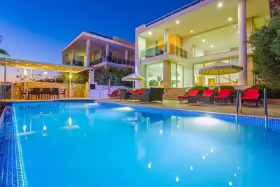 Image de Élégante villa de 5 chambres avec une grande piscine et une vue imprenable sur la mer