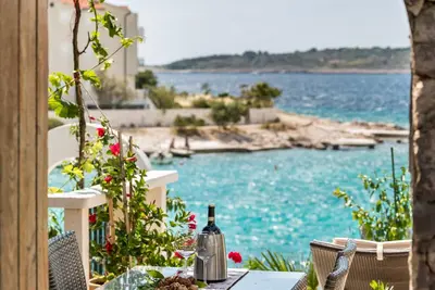 Image de Villa en bord de mer (Trogir-Sibenik), plage privée, mer turquoise, 4 étoiles
