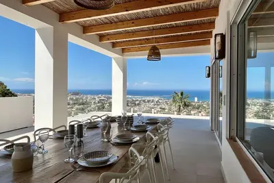 Image de Grande villa familiale rénovée avec vue panoramique d'exception