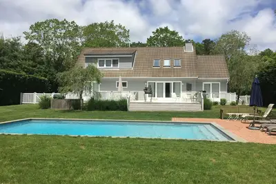 Image de August Hamptons Dream Home. Piscine d'eau salée