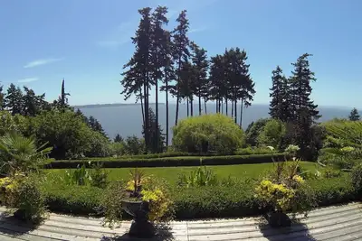 Image de Spectaculaire Ocean View Pet Friendly semi détaché Waterfront Home.