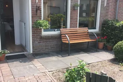 Image de maison joliment meublée avec jardin avant et arrière