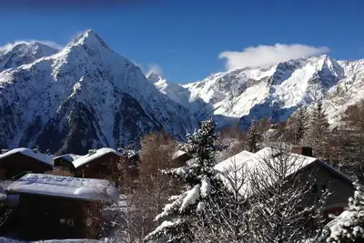 Image de studio au pied des pistes, balcon vue sur les montagnes au calme, 5 couchages
