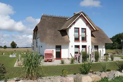 Image de Maison de vacances moderne et spacieuse sous chaume avec cheminée, sauna, WiFi et. eau à proximité