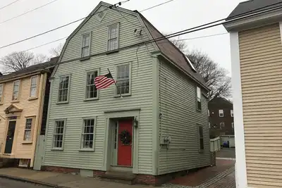 Image de Coeur de Newport w \/ Parking; Alexander Hamilton a dormi ici