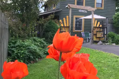 Image de Cette cabine de deux étages est située dans le village historique de Clifton \/ YellowSprings