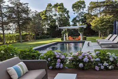 Image de Maison neuve à Southampton, près de la plage et de la ville. Beau jardin privé et piscine