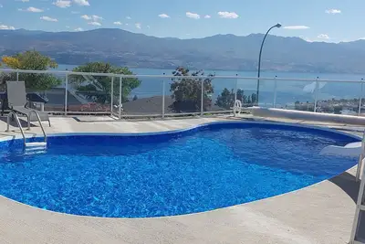 Image de Belle maison de West Kelowna avec piscine d'eau salée et vue imprenable