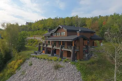 Image de Ilaali: décor chic de style lodge et vue panoramique sur le fleuve Saint-Laurent