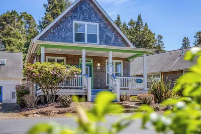 Image de Pretty Bella Beach Home with Large Hot Tub, Ping-Pong and Ev Car Charger!
