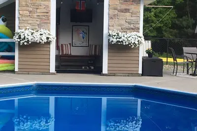 Image de Maison de Saratoga Springs à seulement cinq miles de l'hippodrome de Saratoga avec piscine creusée