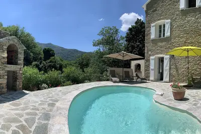Image de Magnifique demeure en pierres sèches sur 3 étages entièrement rénovée, piscine
