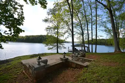 Image de Spacieuse maison au bord du lac sur le lac Norris Ă Deerfield Resort, pour 16 personnes