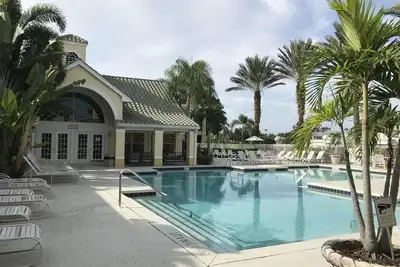 Image de Beautiful Resort Style 2 chambres / 2 salles de bain Condo w / Lanai Ă Venetian Palms