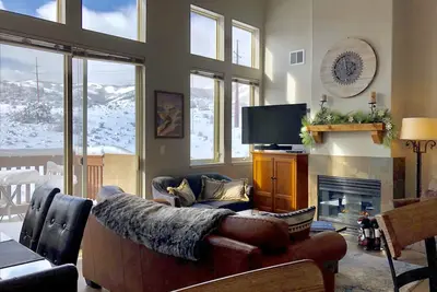 Image de Park City Condo. Lumineux, ensoleillé avec vue et emplacement idéal.