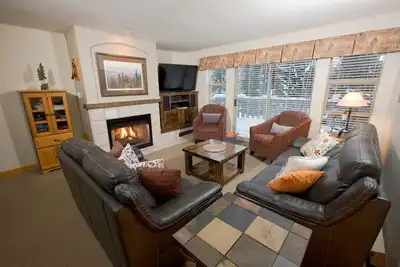 Image de Très attrayant Grand Condo. Excellent emplacement. À voir!