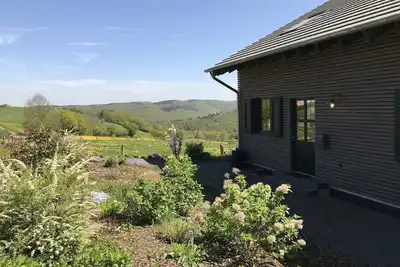 Modern House-nouveau bâtiment avec une vue lointaine dans le parc national, le \"Eifelsteig\"