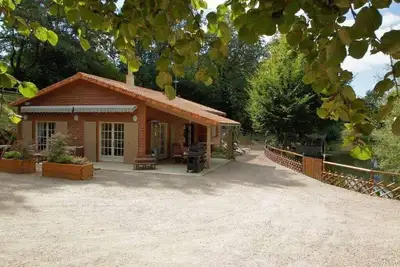 Image de \"Chalet Authentique avec Étang Privé : Évasion et Pêche au Cœur de la Nature\"