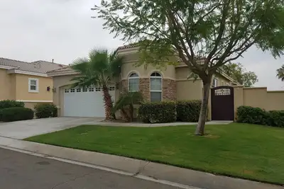 Image de 3 chambres avec piscine et bain à remous à Indian Palms - vacances \/ Coachella \/ diligence