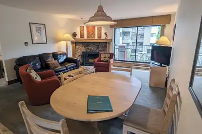 Image de Condo spacieux avec WiFi gratuit, parking, piscine chauffée, bains à remous, navette pour les skieurs