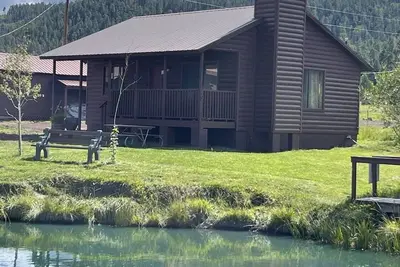Image de Cabine 2br \/ 1ba sur la rue Main à Greer \/ Stocked Trout Pond! 145 $ par nuit
