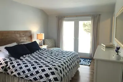 Image de Récemment rénové! Calme, privé, à quelques pas de la plage.