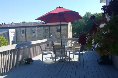 Image de Downtown Condo, 6 couchages, grande terrasse, chiens woof Ok! , À quelques pas de la plage! ! ! !