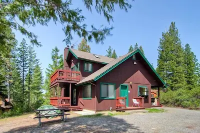 Image de Niché dans les pins, Yosemite Pines est notre gîte le plus facilement accessible, idéal pour les personnes âgées et les. . .