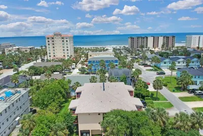 Image de Condo de plage récemment rénové 2 blocs de Jacksonville Beach!