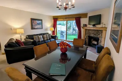 Image de Condo rénové avec WiFi gratuit, parking, piscine chauffée, bains à remous, navette pour les skieurs