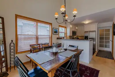 Image de Charmant chalet victorien - En ville et 7e nuit gratuite! ! !