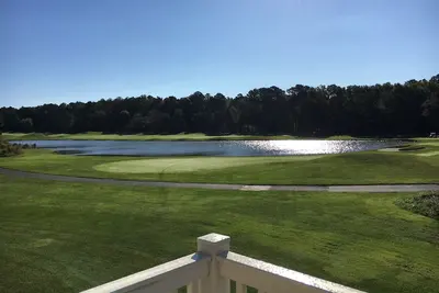 Image de Terrain de golf devant la maison - 4 chambres \/ 3 salles de bain complètes - 8 lits séparés (8 personnes)