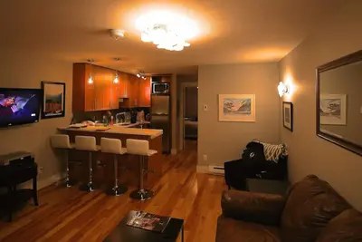 Image de Récemment rénové, moderne 1 lit 1 salle de bain-près de la base de l'ascenseur 7!