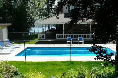Image de Emplacement privilégié de Chelan avec vue dominante, piscine / spa à proximité du parcours de golf de Chelan