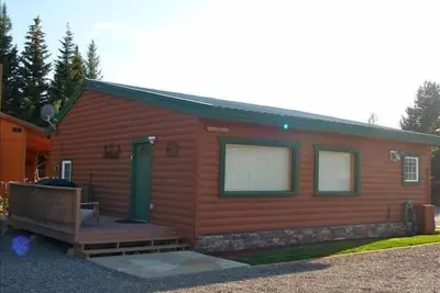 Image de Gallatin Chalet, pour 3 personnes - 7, 5 pâtés de maisons de l'entrée ouest de Yellowstone