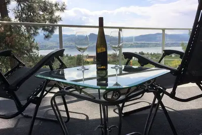 Image de Vues fantastiques sur le lac! Vin gratuit! Que pourriez-vous demander de plus?!