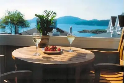 Vue sur l'eau! Suites de luxe - à pied des cafés, des boutiques, des galeries d'art et des plages.