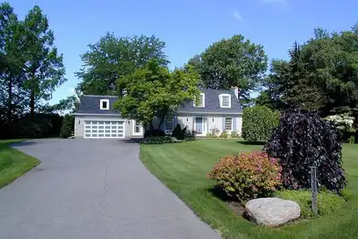 Image de Délice de la campagne française avec piscine, entre vignes et rivière Niagara, golf