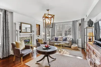 Image de Queen Anne Victorian Garden Apt: Historic District. 2 chambres à coucher sur Ground Level