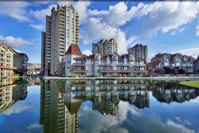 Image de Superbe centre de villégiature en front de mer! Maison massive de 4 lits! Étapes pour la piscine / bain à remous!