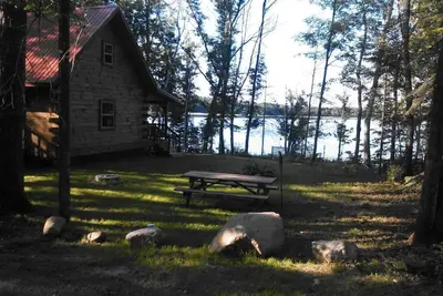 Image de Belle Log Cabin Situé sur la paisible Smith Lake 3 miles au nord de Hayward, Wi.