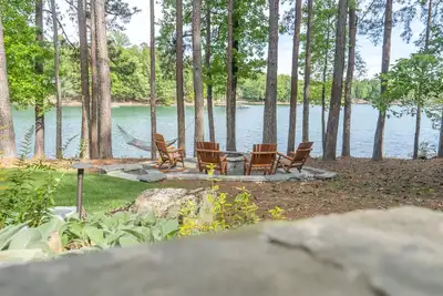 Image de 500 pieds de Pristine Water Frontage Sur Le Lac Keowee