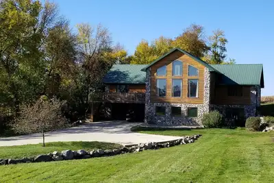 Image de Grande cabane en rondins située sur près de 2 hectares en face du lac est Okoboji