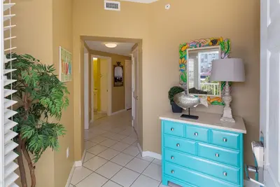 Image de Crescent Unit 204 Large 2 Bed Room units, with Beach Service
