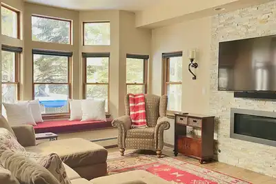 Image de Emplacement parfait, commodités et vues! Entièrement rénové en 2017!