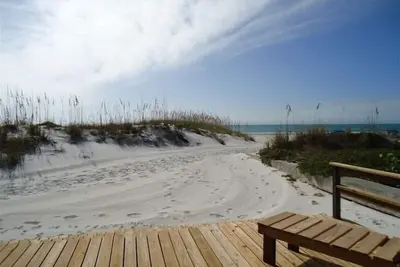 Image de Directement sur la plage! Madeira Beach, Private Home, Lg. Pont