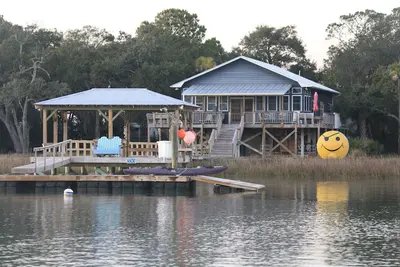 Image de Uniquement par bateau. . . Le Smiley Face House