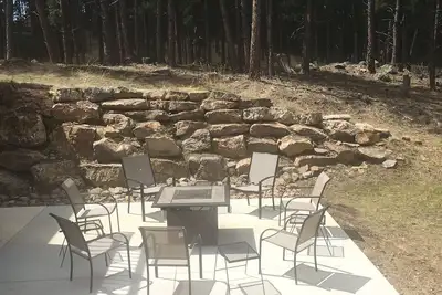 Image de Assez de place pour que tout le monde se rassemble autour de la table de feu au propane.