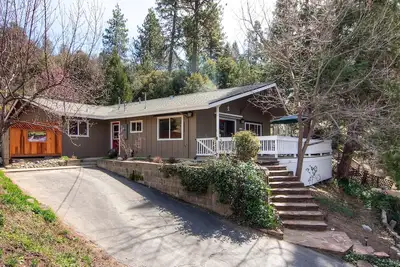 Image de Pas de frais de nettoyage! Spa, WiFi, A / C, proche de Yosemite et Bass Lake! <br>La maison des pêcheurs Oasis. . .